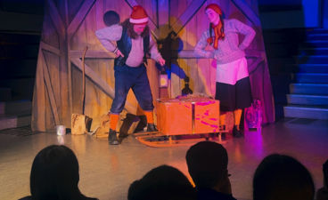 en gruppe mennesker på en scene