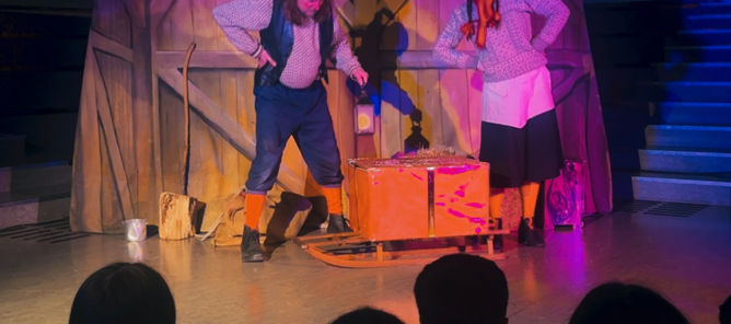 en gruppe mennesker på en scene en gruppe mennesker på en scene