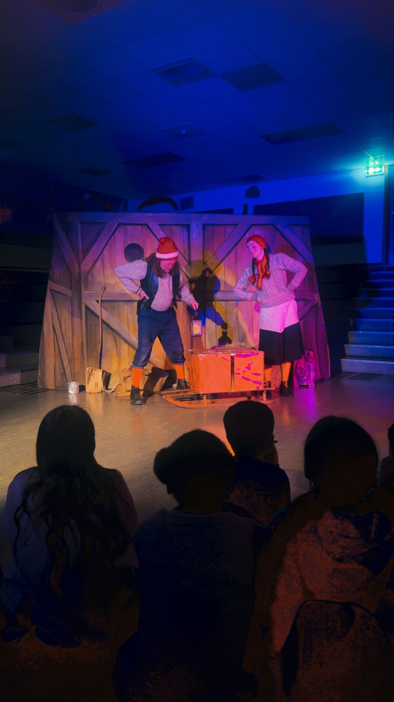 en gruppe mennesker på en scene