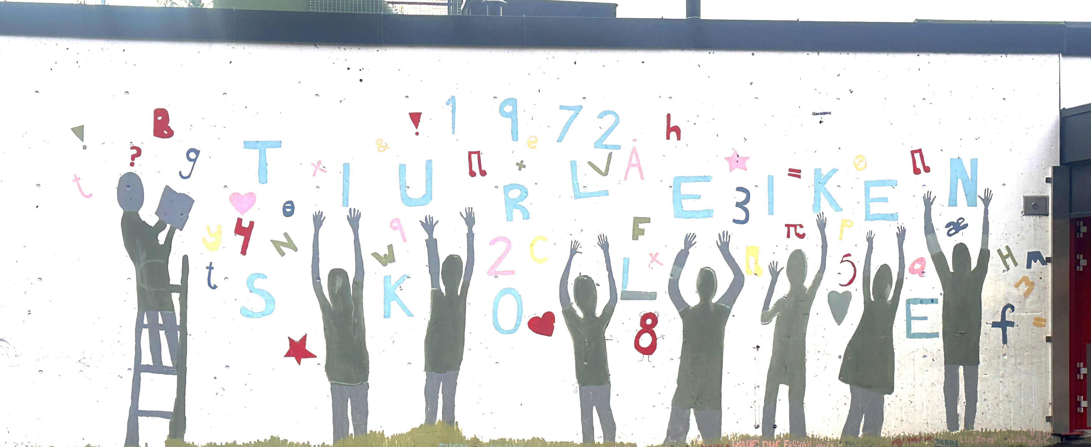 en gruppe mennesker som står foran en tavle med fargerike hjerter