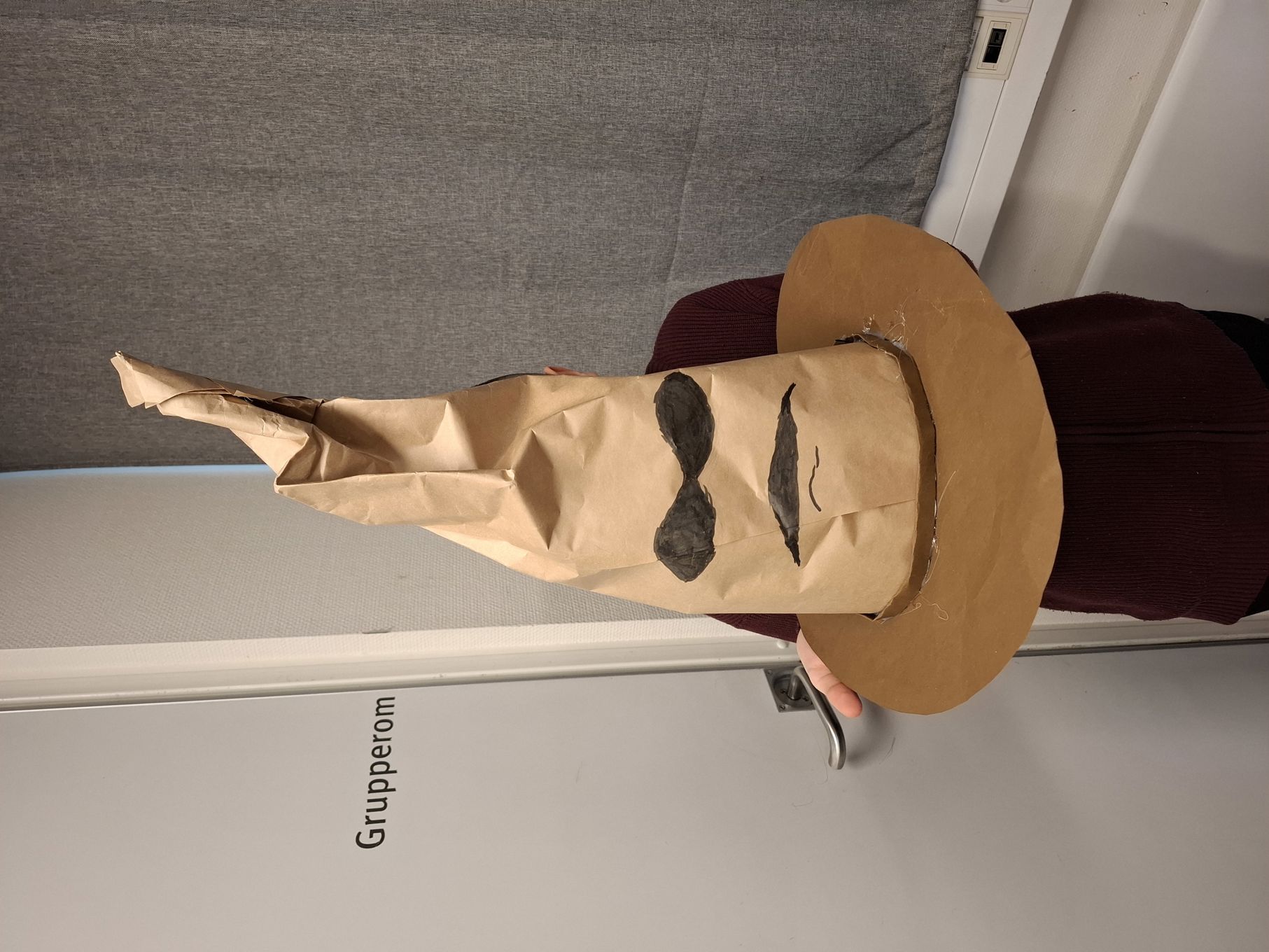 en person som bærer et plagg