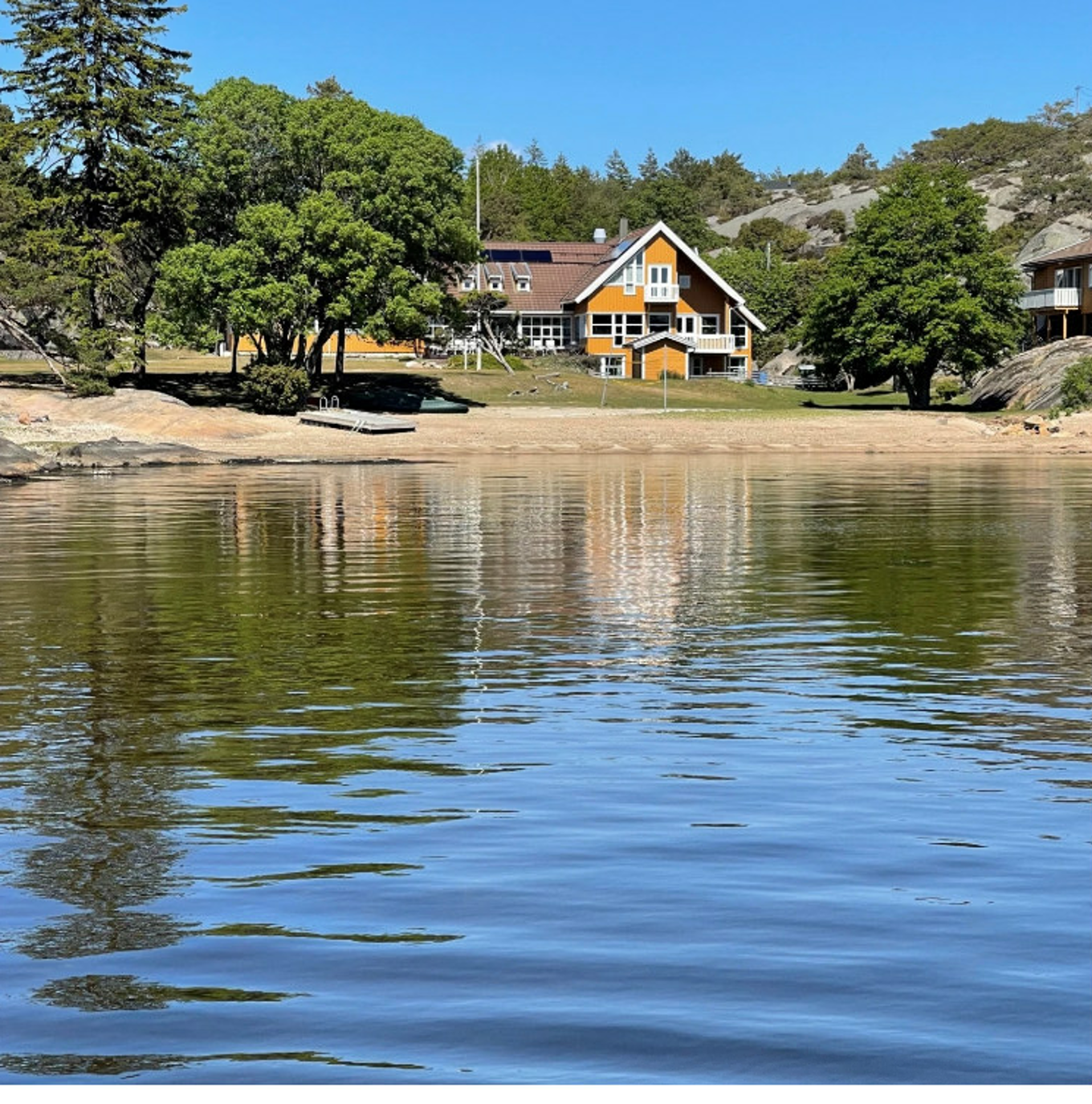 et hus på en høyde ved en innsjø et hus på en høyde ved en innsjø