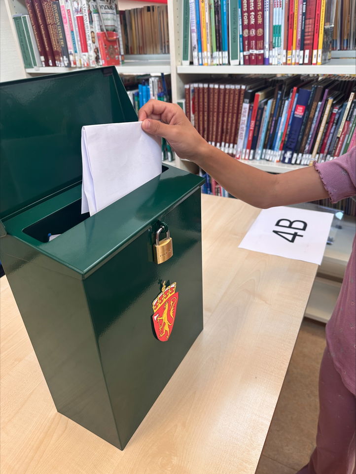 en person som holder et papir og en bok på et bibliotek