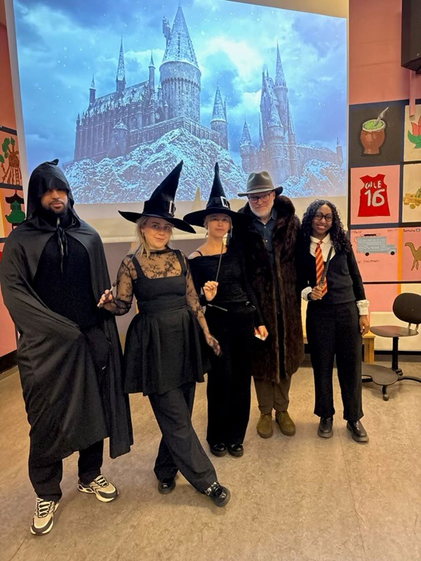 En gruppe mennesker i klær