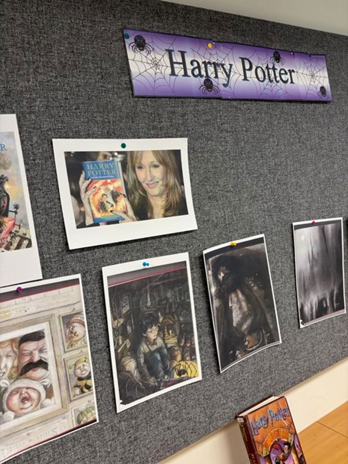 En vegg med bilder på