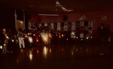 en gruppe mennesker på en scene