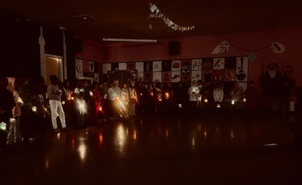 en gruppe mennesker på en scene en gruppe mennesker på en scene