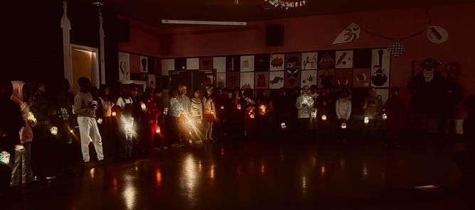 en gruppe mennesker på en scene en gruppe mennesker på en scene