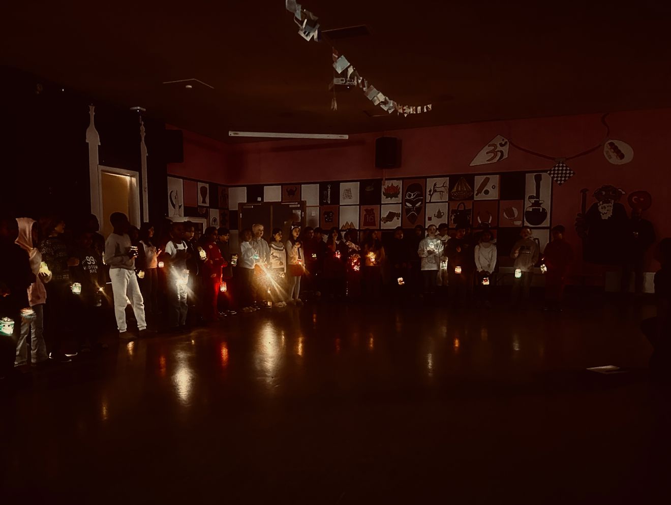 en gruppe mennesker på en scene