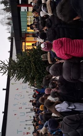 en gruppe mennesker utenfor en bygning en gruppe mennesker utenfor en bygning