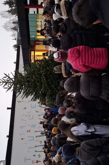 en gruppe mennesker utenfor en bygning