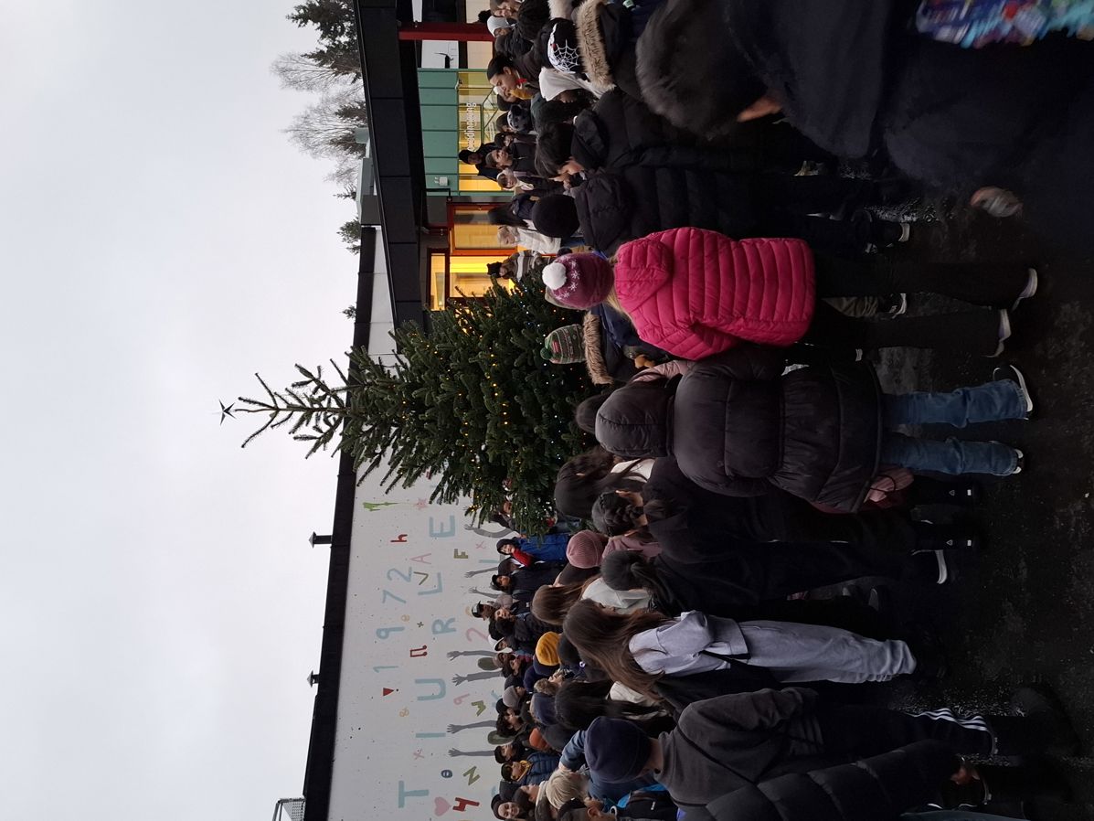 en gruppe mennesker utenfor en bygning