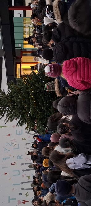 en gruppe mennesker utenfor en bygning en gruppe mennesker utenfor en bygning