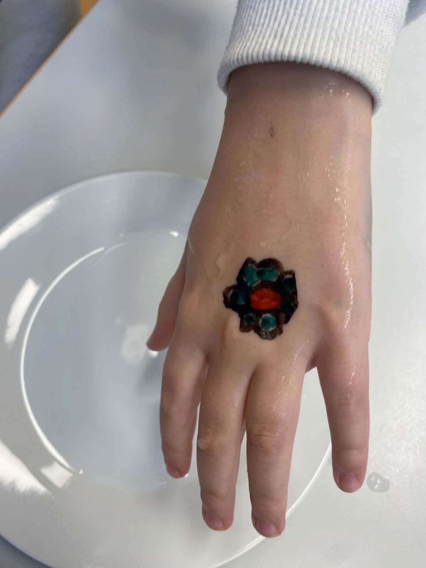 en hånd med en ring på