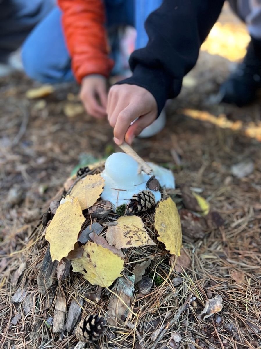 en person som graver i skitten