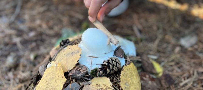 en person som graver i skitten en person som graver i skitten